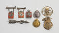  Tre Georg Jensen Kongemærker samt samling emblemer 8