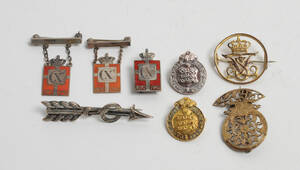  Tre Georg Jensen Kongemærker samt samling emblemer 8