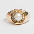 RING, med pärlor, sannolikt guld, otydlig stämpel.