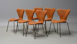 Arne Jacobsen. Et sæt på seks Syver stole med cognacfarvet skind og lakerede stel 6   Denne vare er sat til omsalg under nyt varenummer 4729819