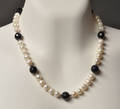 Collier med hvide ferskvands kulturperler og Blue Goldstone