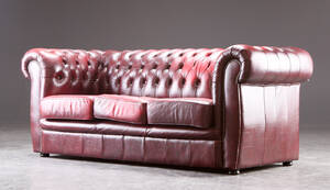 Tre-personers sofa i Chesterfield stil. Denne vare er sat til omsalg under nyt varenummer 4337993