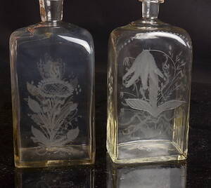 PLUNTOR, 2 stycken, glas, slipad dekor, 1800-tal.