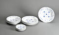 Kgl. Porcelæns fabrik. Musselmalet, riflet, tolv tallerkner 12