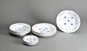 Kgl. Porcelæns fabrik. Musselmalet, riflet, tolv tallerkner 12