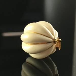 Elfenbeinanhänger mit Goldfäden