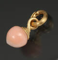 Ole Lynggaard. Dew Drop charm af 18 kt. satineret guld og koral 