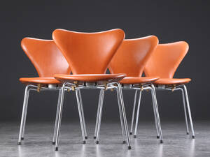 Arne Jacobsen. Fire syverstole model 3107, cognacfarvet læder 4