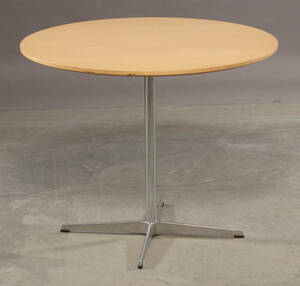 Arne Jacobsen. Cirkulært cafébord køkkenbord Denne vare er sat til omsalg under nyt varenummer 4161887