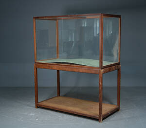 Glasmontre på sokkel Denne vare er sat til omsalg under nyt varenummer 4731130