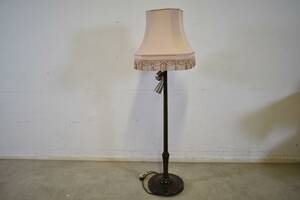 Golvlampa i trä, dubbelkopplad, höjd 152 cm