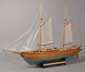 Skibsmodel på stand. 1900-tallets 2. halvdel.