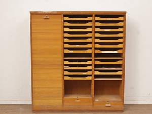 Arkivskab af teak, front med tre jalousilukke, 19501960