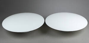 Arne Jacobsen. Et par AJ Eklipta loftvæglamper i hvidt opal glas. 2  Denne vare er sat til omsalg under nyt varenummer 4959965