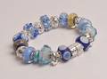 Charlotte Borgen, armbånd med glasbeadscharms mm. 19 cm.