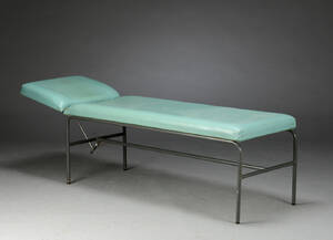 Briks af metal monteret med grøn skai.