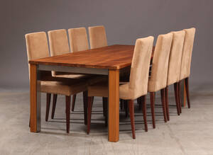 Spisebord i massiv valnøddetræ med tilhørende stole 9 Denne vare er sat til omsalg under nyt varenummer 4348660