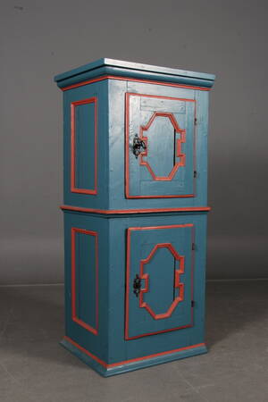 Almue tobakhjørneskab af egetræ i barokstil.