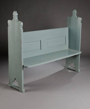 Kirkebænk af bemalet træ