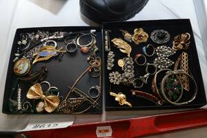 Broscher m m i 2 st lådor