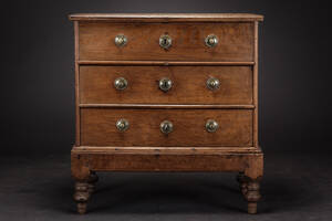 Dansk kommode af egetræ, ca. 1800 Denne vare er sat til omsalg under nyt varenummer 4350193