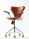 Arne Jacobsen. Kontorstol med armlæn model 3217, cognacfarvet læder 