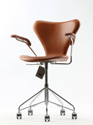Arne Jacobsen. Kontorstol med armlæn model 3217, cognacfarvet læder 