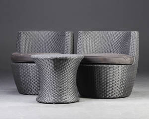 Loungesæt af sort polyrattan. Par stole med hynder og bord 5