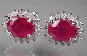 Par rubin- og diamant ørestikkere 2