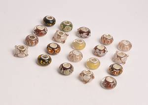20 Charlotte Borgen beadscharms i sterling sølv med glasdekoration, brun