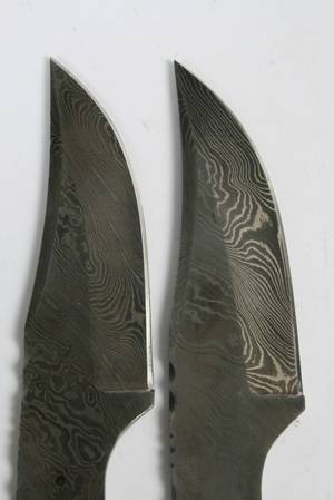 Par håndsmedede knivklinger i damaceret stål. 2