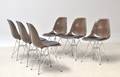 Charles Eames 1907-1978. Sæt på seks skalstole med sædepolstring i sort læder, model DSR 4