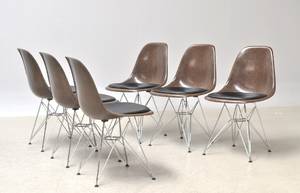 Charles Eames 1907-1978. Sæt på seks skalstole med sædepolstring i sort læder, model DSR 4