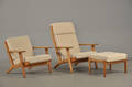 Hans J. Wegner 1914-2007 Høj- og lavrygget hvilestol med tilhørende skammel af eg. Model GE-290