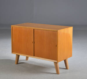 Skænk af fineret egetræ