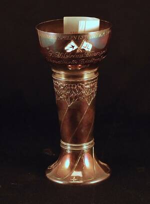 CG HALLBERG POKAL SILVER MED INSKRIPTION, MÄRKT F7 1908, HÖ 25,5 CM VIKT 452 GRAM