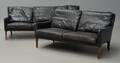Dansk møbelproducent. To-pers. og tre-pers. sofa, sort læder 2