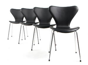 Arne Jacobsen. Fire Syveren stole betrukkede med sort læder, model 3107. Ny højde. 4  