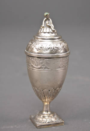 Vaseformet hovedvandsæg af sølv