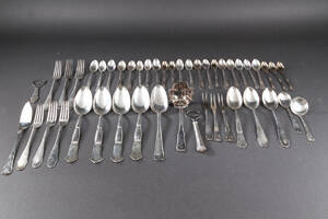 Samling af diverse bestikdele af sølv 46