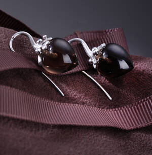 Ole Lynggaard. Dew Drop ørehængere af 18 kt. hvidguld, med dråbesleben røgkvarts. 