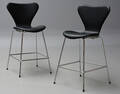 Arne Jacobsen. Et par Syver barstole med sort læder, model 3187 2  