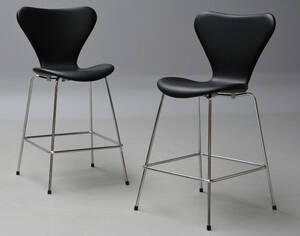 Arne Jacobsen. Et par Syver barstole med sort læder, model 3187 2  