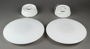 Arne Jacobsen. Et par AJ Eklipta loftvæglamper i hvidt opal glas. 2 