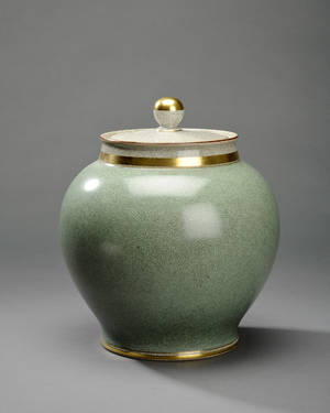 Kgl.Porcelæn. Lågkrukke i krakelé