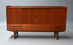 Dansk møbelproducent. Høj skænt i teak