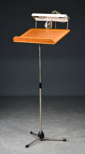 Nodestativ med plade i valnød, mont. med lampe