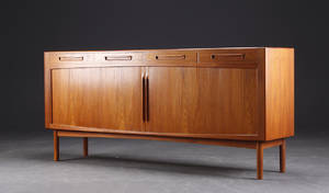 Dansk Møbeldesign. Skænk af teak med jalousi