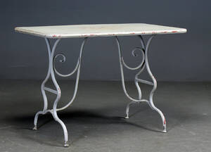 Havebord af jern i fransk stil, patineret slidt grårød bemaling