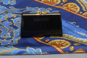 Givenchy. Møntpung og silketørklæde 2.